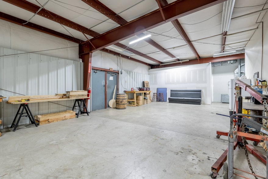 More Photos Of 218 Industrial Park Dr, Soddy Daisy Light Distribution For Sale