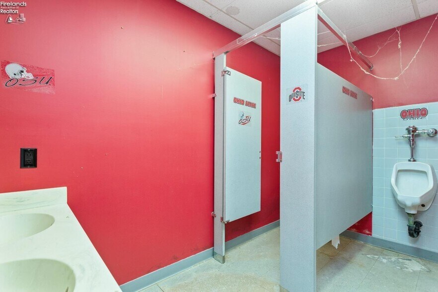 More Photos Of 46400 Telegraph Rd, Amherst Freestanding For Sale