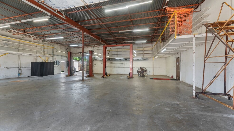 More Photos Of 16522-16536 Park Row, Houston Light Distribution For Sale