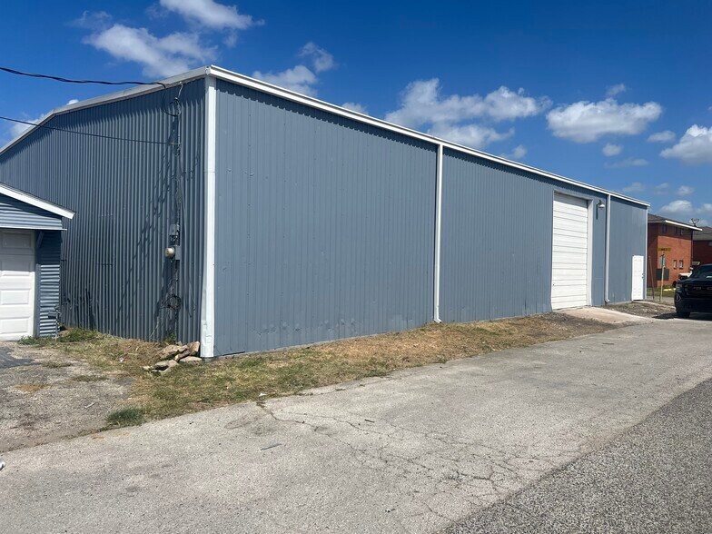More Photos Of 302 Charlton St, Galena Park Warehouse For Sale
