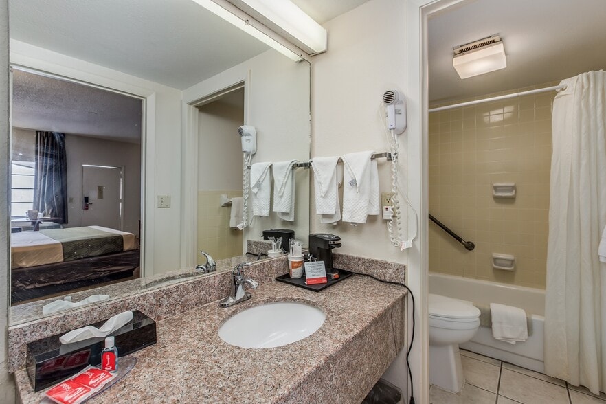 More Photos Of 178 SW Florida Gateway Dr, Lake City Hotel For Sale