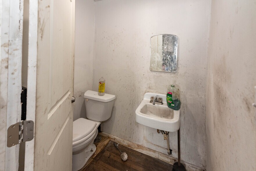 More Photos Of 655 E 25th St, Baltimore General Retail For Sale