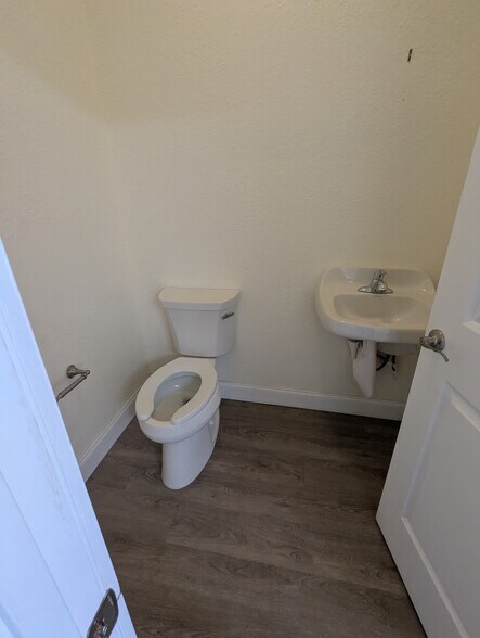 More Photos Of 10901 SE US Highway 441, Belleview Storefront Retail Office For Lease