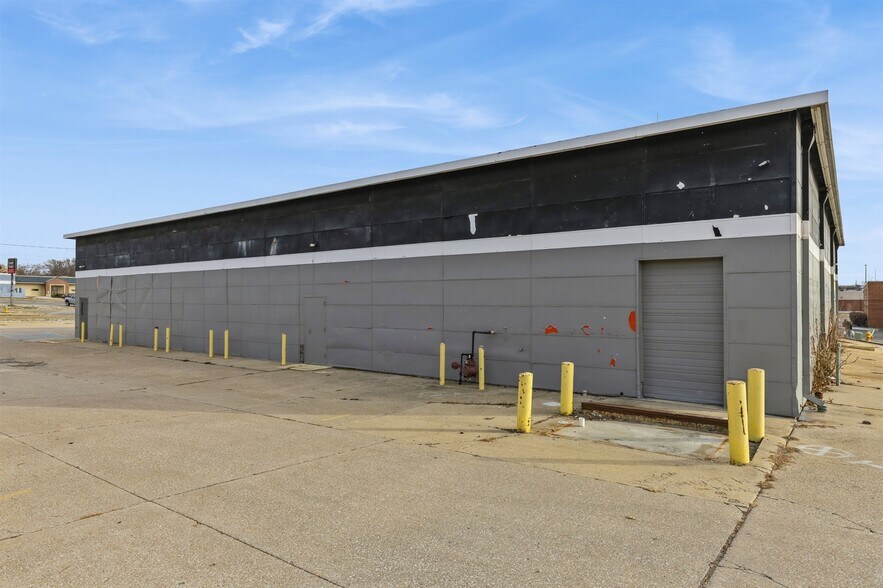 More Photos Of 1101 E Army Post Rd, Des Moines Freestanding For Sale