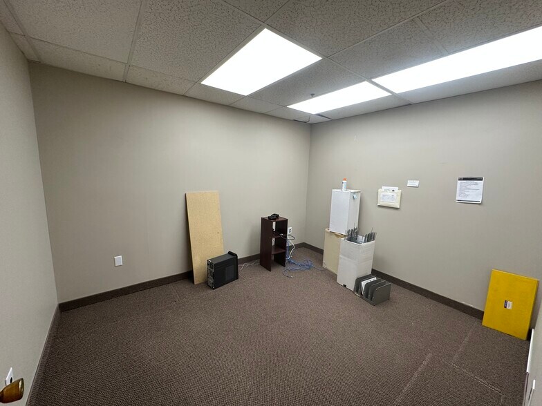 More Photos Of 270 Spagnoli Rd, Melville Office For Lease