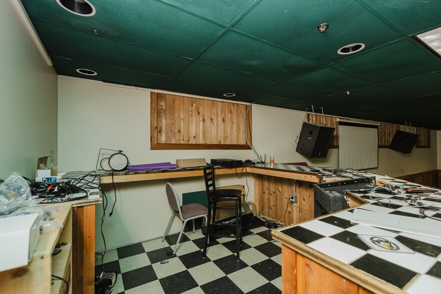 More Photos Of 830 N Kansas Ave, Topeka Bar For Sale