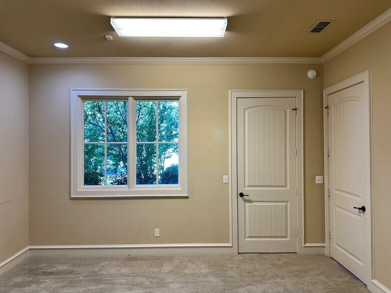 More Photos Of 441 Lone Star Dr, Abilene Office For Lease