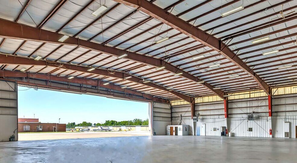 More Photos Of 1965 Smithtown Ave, Ronkonkoma Airplane Hangar For Lease