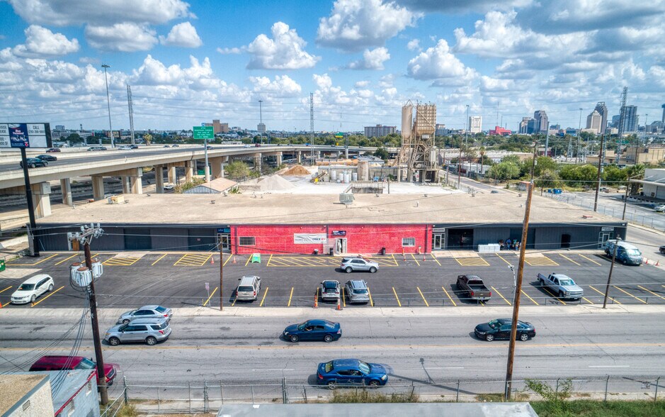 More Photos Of 1350-1390 N Colorado St, San Antonio Showroom For Lease