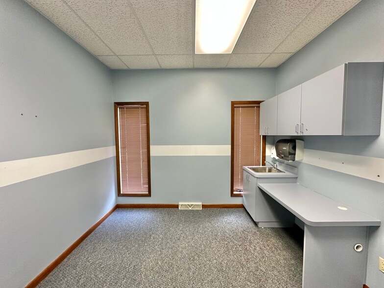 More Photos Of 3445-3449 Ridge Rd, Highland Office For Lease
