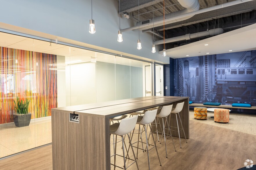 More Photos Of 9500 W Bryn Mawr Ave, Rosemont Office For Lease