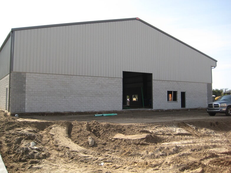 More Photos Of 357 W 4th St, Apopka Warehouse For Lease
