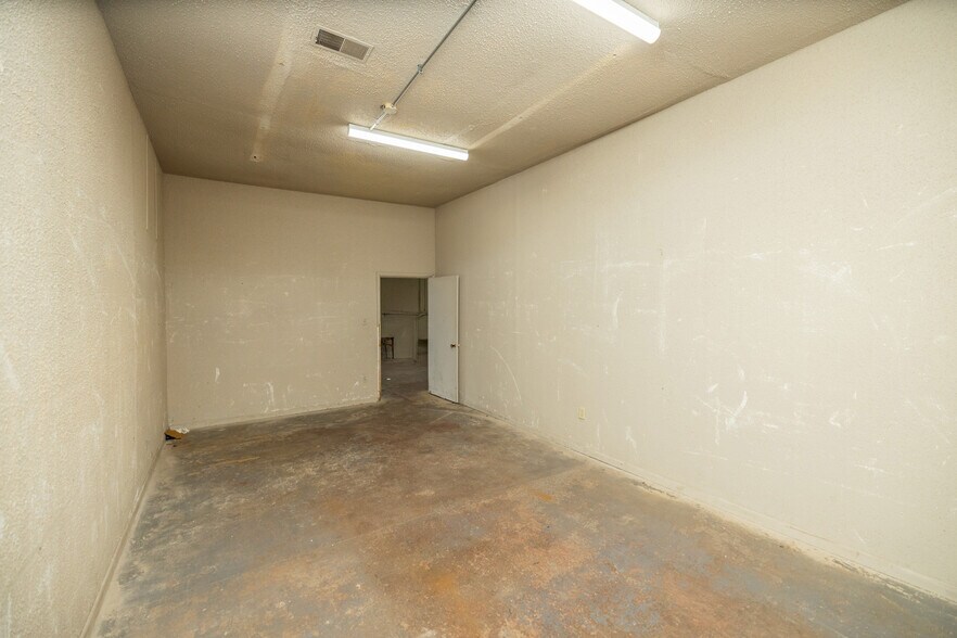 More Photos Of 1016-1020 N 10th St, Kansas City Light Distribution For Sale