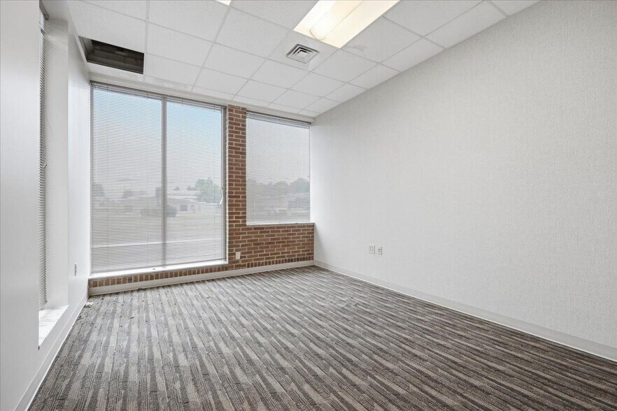 More Photos Of 502 E North St, Sweetwater Loft Creative Space For Lease