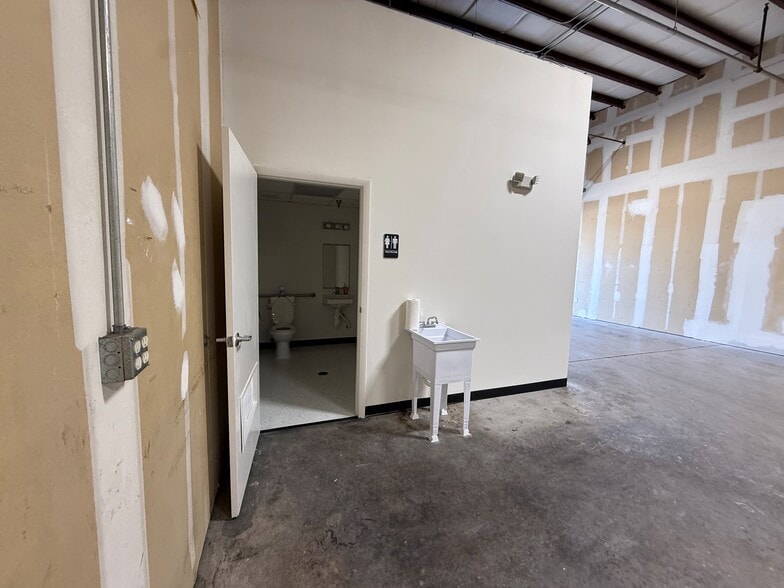 More Photos Of 6433 Pinecastle Blvd, Orlando Warehouse For Lease