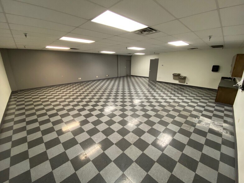 More Photos Of 9797-10161 E Admiral Pl, Tulsa Showroom For Lease