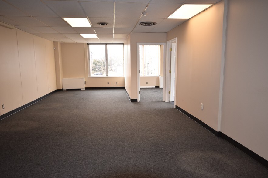 More Photos Of 701 W Broad St, Falls Church Office For Lease