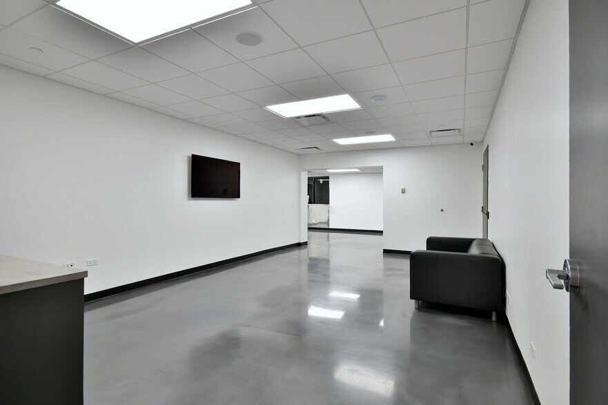 More Photos Of 6363 W 73rd St, Bedford Park Manufacturing For Lease