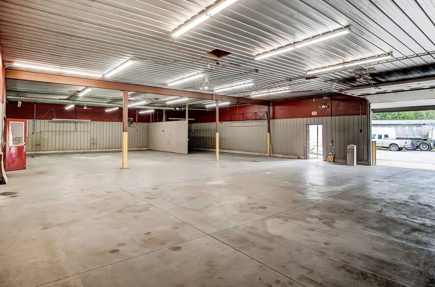 More Photos Of 20660 W Bowling Green Road, Weston Auto Repair For Lease