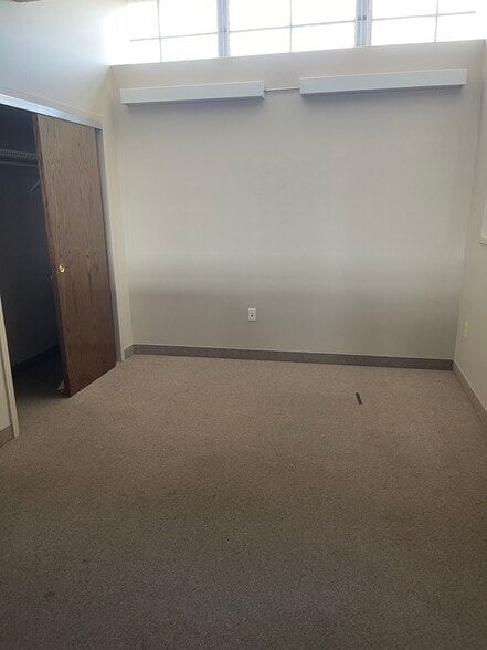 More Photos Of 100 Commerce Dr, Freehold Manufacturing For Lease