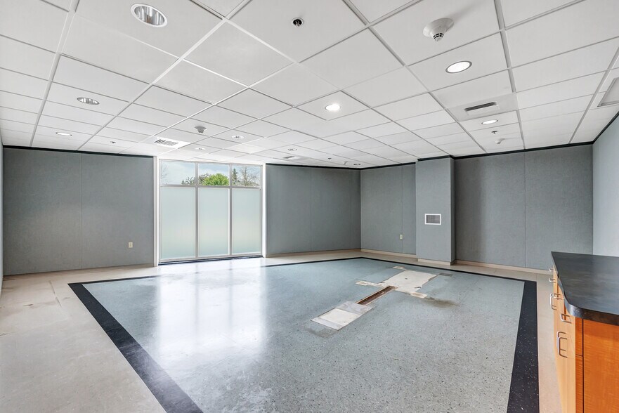 More Photos Of 2141 Lime Kiln Rd, Green Bay Medical For Sale