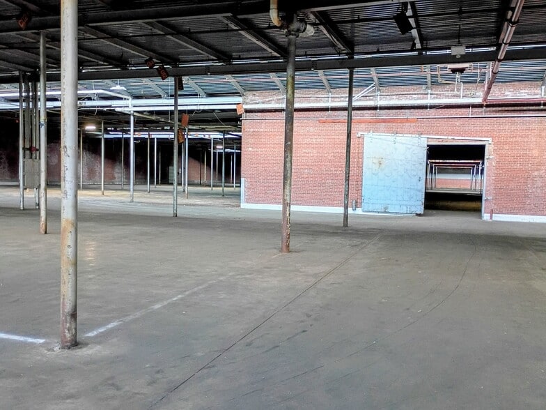 More Photos Of 52-64 Oakland Ave, East Hartford Light Distribution For Lease