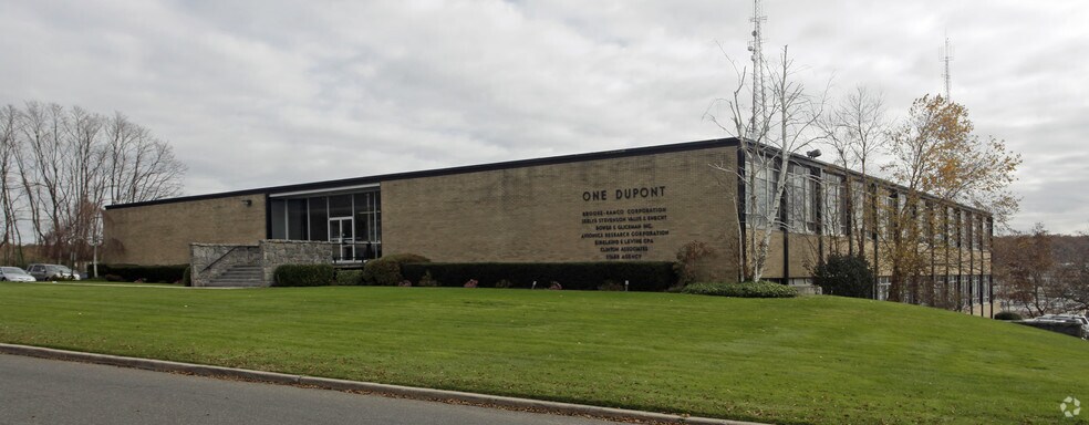 More Photos Of 1 DuPont St, Plainview Flex For Lease