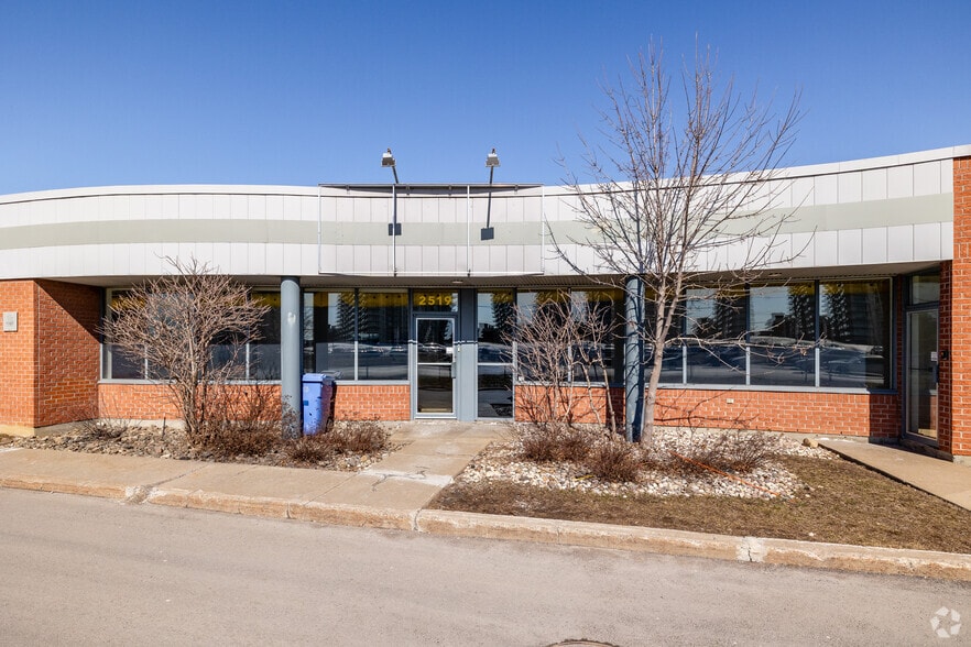 More Photos Of 2519-3300 Blvd Chomedey, Laval Warehouse For Lease