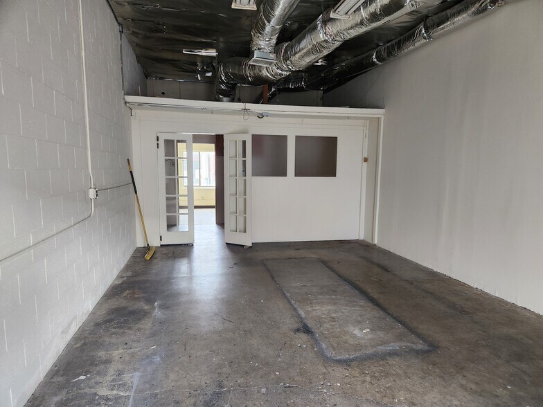 More Photos Of 6154-6160 Lemona Ave, Van Nuys Warehouse For Lease