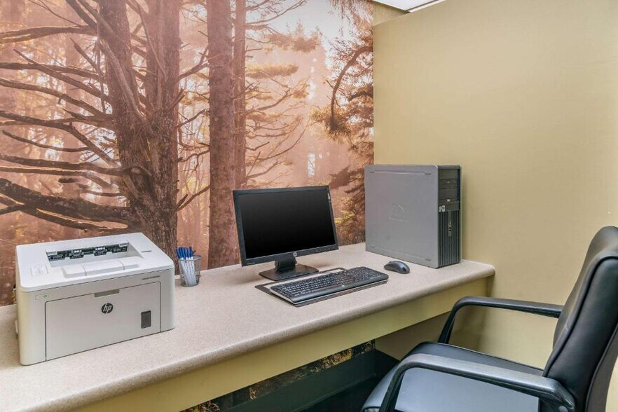 More Photos Of 1501 S Pacific Hwy, Medford Hotel For Sale