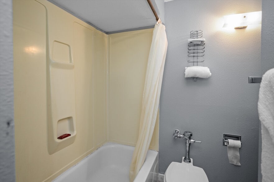 More Photos Of 1706 S 1st St, Lufkin Hotel For Sale