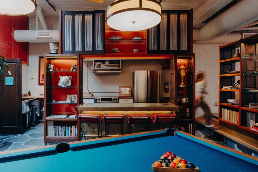 More Photos Of 607 4th St, Los Angeles Showroom For Sale