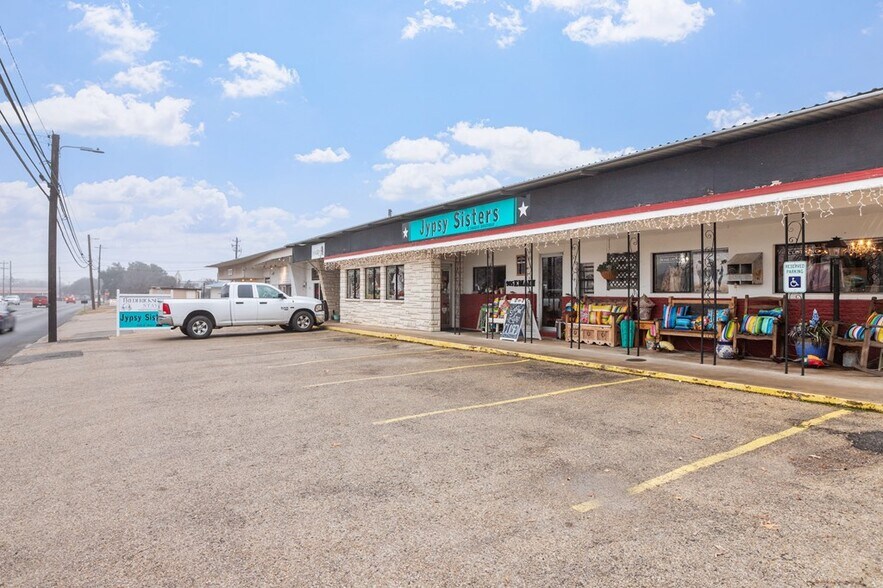 More Photos Of 905 E Main St, Fredericksburg General Retail For Sale