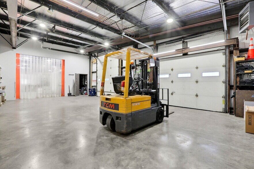 More Photos Of 230 N Plank Rd, Newburgh Light Distribution For Lease