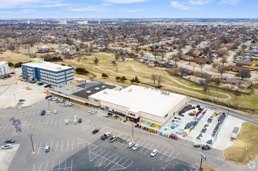 More Photos Of 1504 SW 27th St, El Reno General Retail For Lease