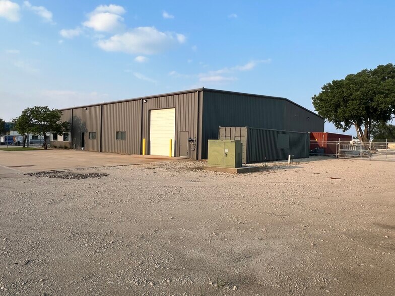 More Photos Of 4321 W 29th Cir S, Wichita Warehouse For Lease