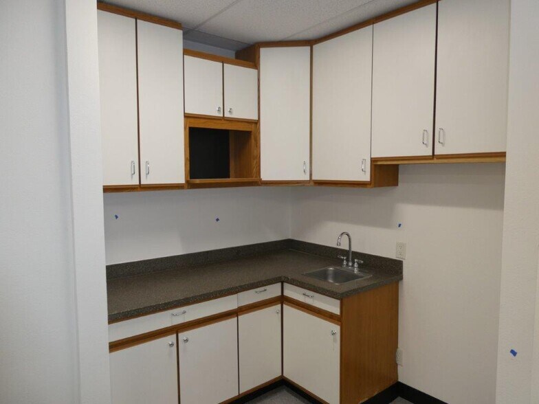 More Photos Of 1411 Railroad St, Glendale Warehouse For Lease