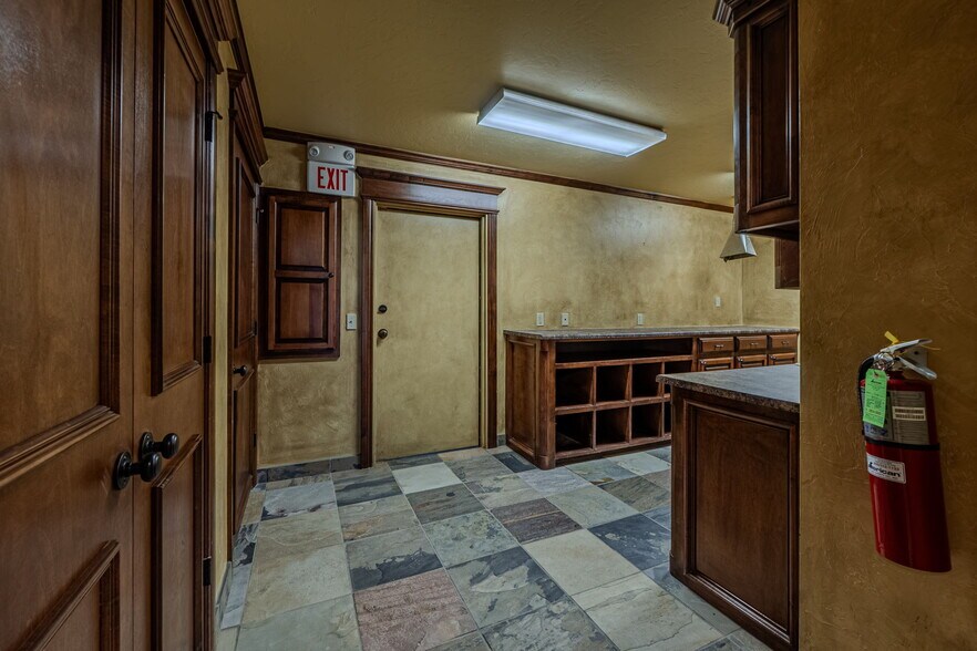 More Photos Of 1530 SW 89th St, Oklahoma City Office For Sale