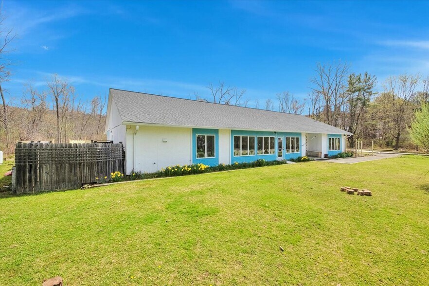 More Photos Of 4 Glenna Dr, Carmel Specialty For Sale