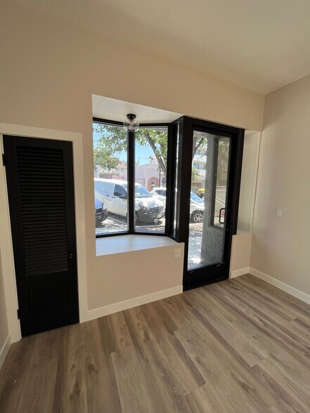 More Photos Of 10039-10041 Commerce Ave, Tujunga Storefront For Sale