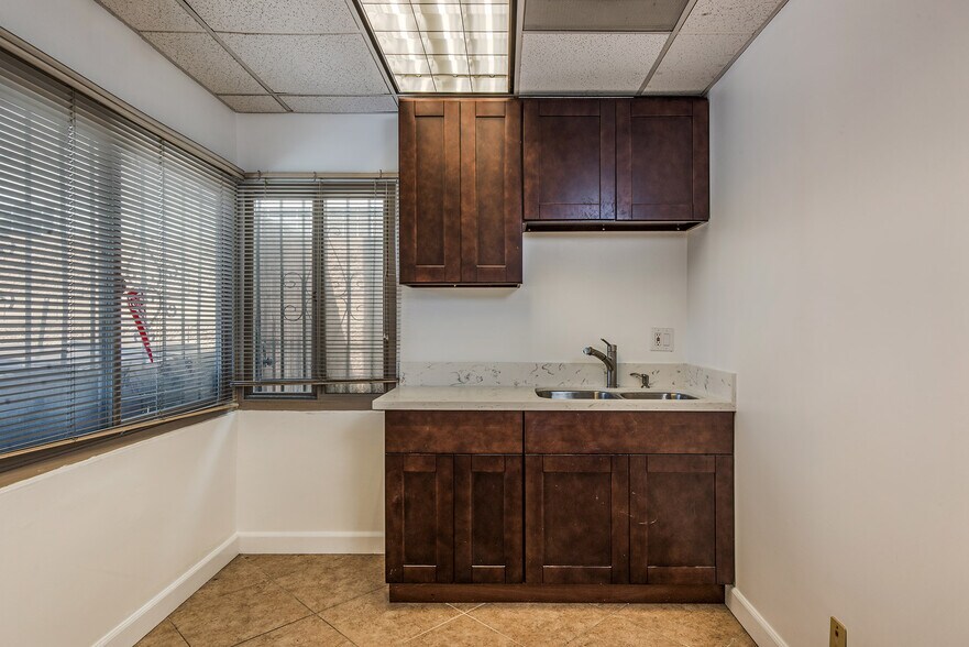 More Photos Of 425-427 Atlantic Ave, Long Beach Office For Sale