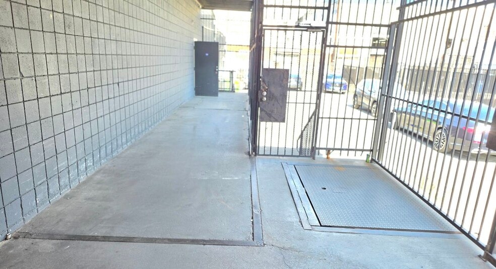 More Photos Of 929 E 14th St, Los Angeles Warehouse For Lease