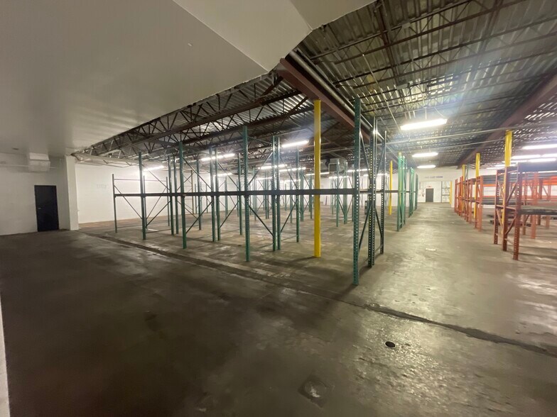 More Photos Of 113 W South St, Lincoln Warehouse For Lease