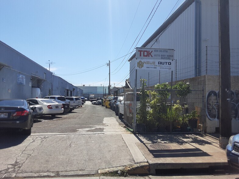 More Photos Of 2847 Awaawaloa St, Honolulu Industrial For Sale