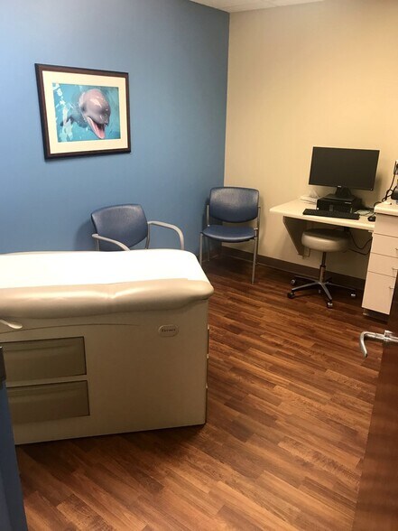 More Photos Of 5250 S 108th St, Hales Corners Medical For Lease