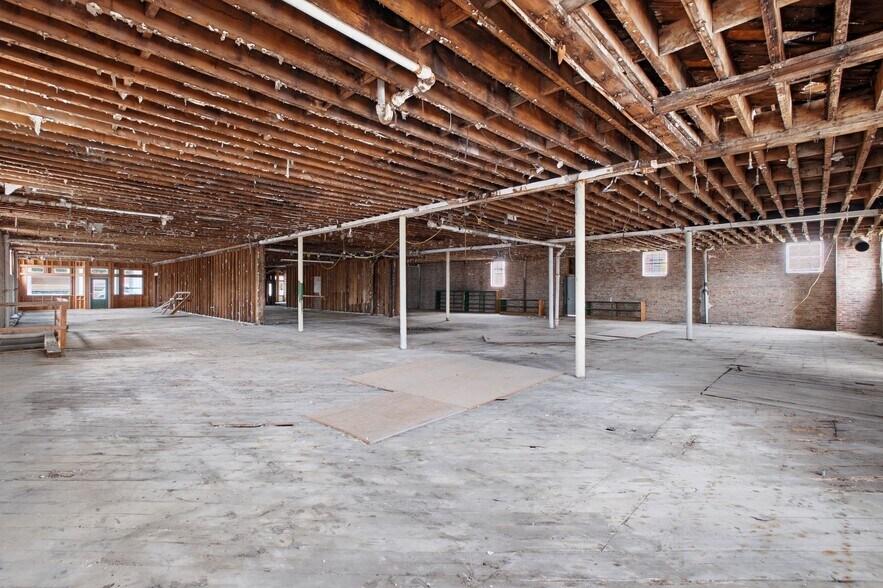 More Photos Of 1 Public Square Red Boiling Springs Sq, Lafayette Showroom For Sale