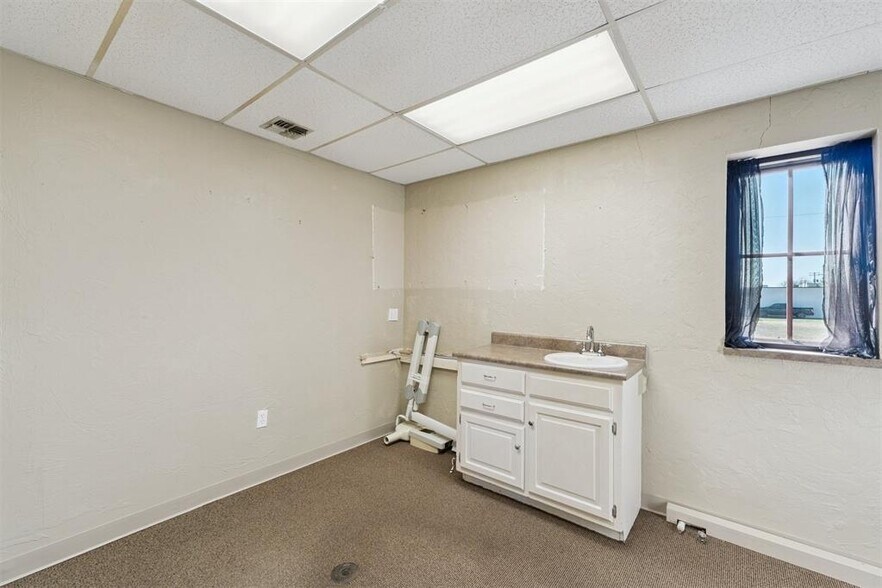 More Photos Of 7505-7509 NW 23rd St, Bethany Medical For Sale