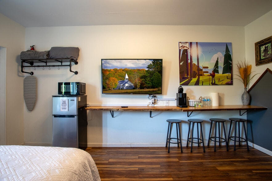 More Photos Of 3804 Wears Valley Rd, Sevierville Hotel For Sale