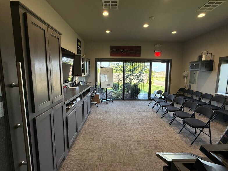 More Photos Of 424 S Main St, Newcastle Office For Lease