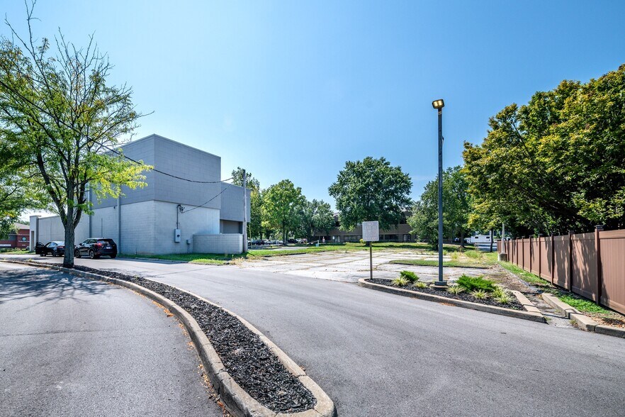 More Photos Of 9345 Olive Blvd, Saint Louis General Retail For Sale